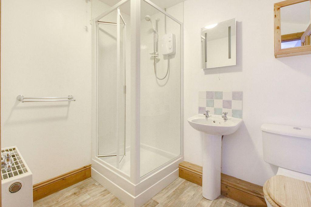 Ensuite to Bed 1