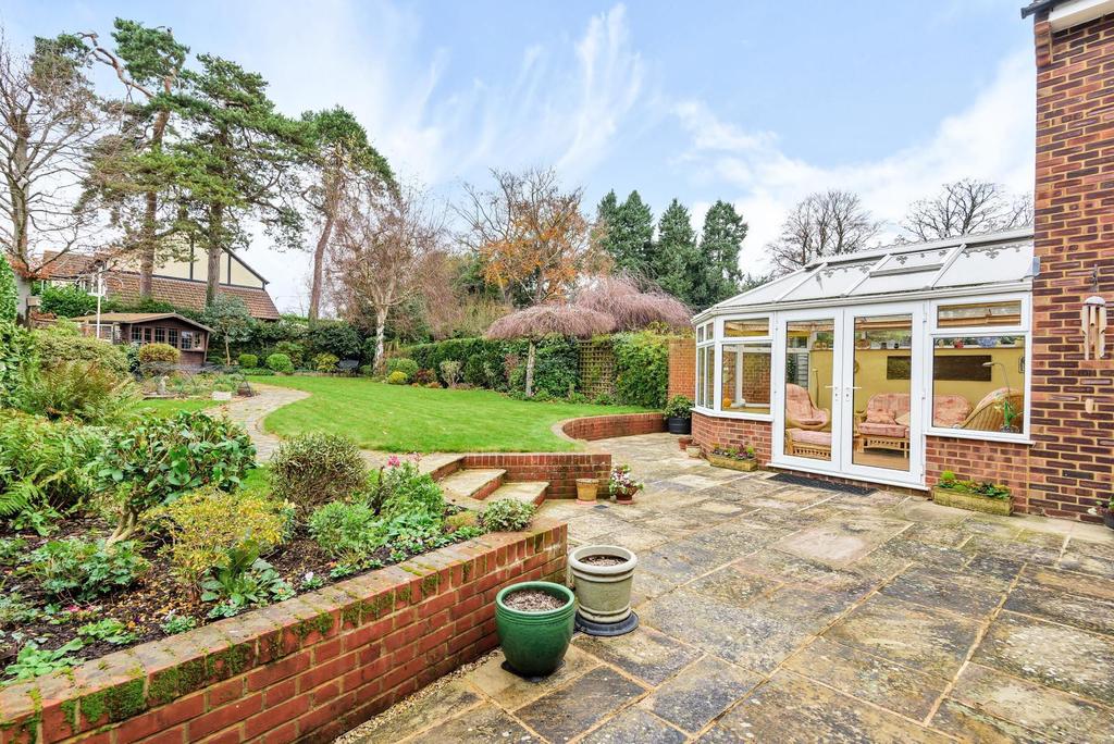 Chaworth Road, Ottershaw, KT16 3 bed detached house £725,000