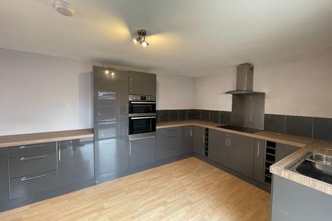 4 bedroom semi-detached house to rent, Wendover Drive