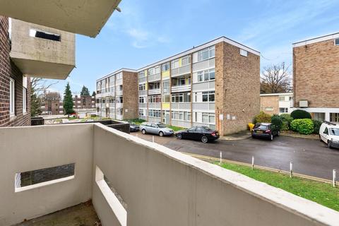 4 Beech Vale, Woking, GU22 7NS