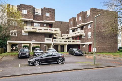 4 Beech Vale, Woking, GU22 7NS