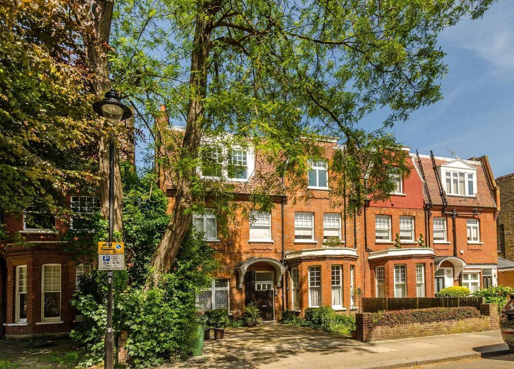 Aberdare Gardens, South Hampstead NW6 2 bed flat £2,496 pcm (£576 pw)