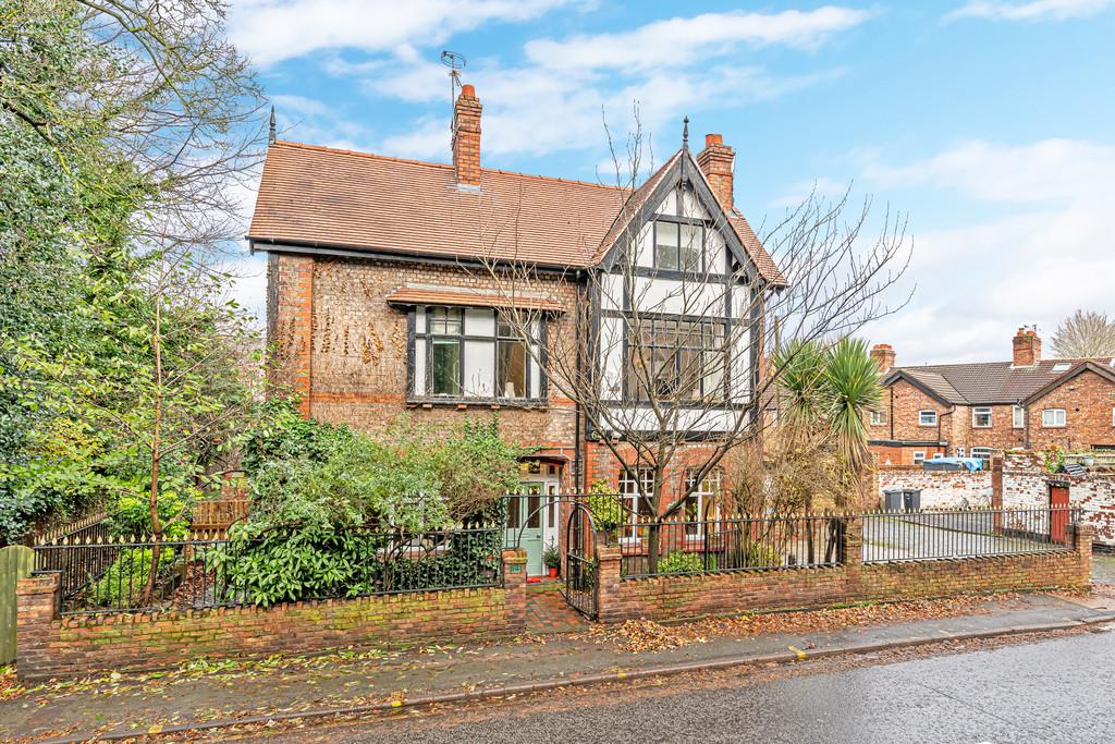 Knutsford Road, Latchford, Warrington, Cheshire 3 bed end of terrace