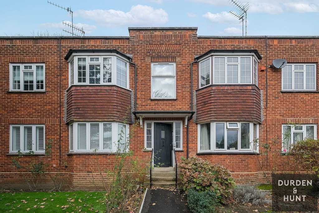 Crescent View, Loughton, IG10 2 bed apartment £300,000