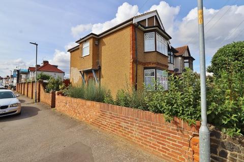 10 Philip Avenue, Romford, RM7 0XB