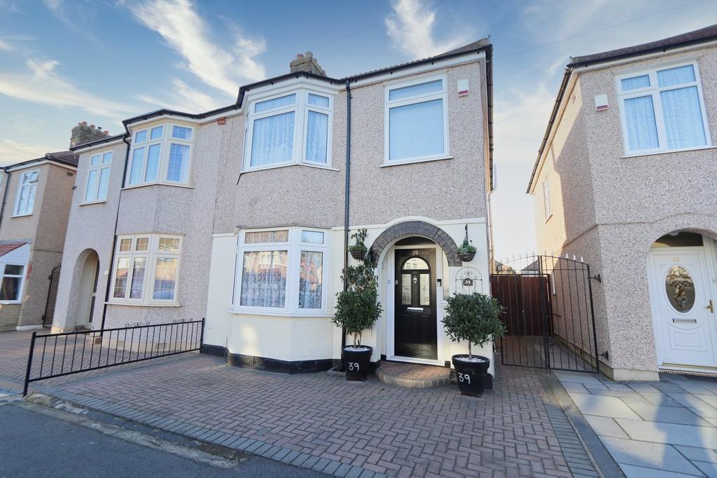 Rosedale Road, Romford, RM1 3 bed semidetached house £410,000