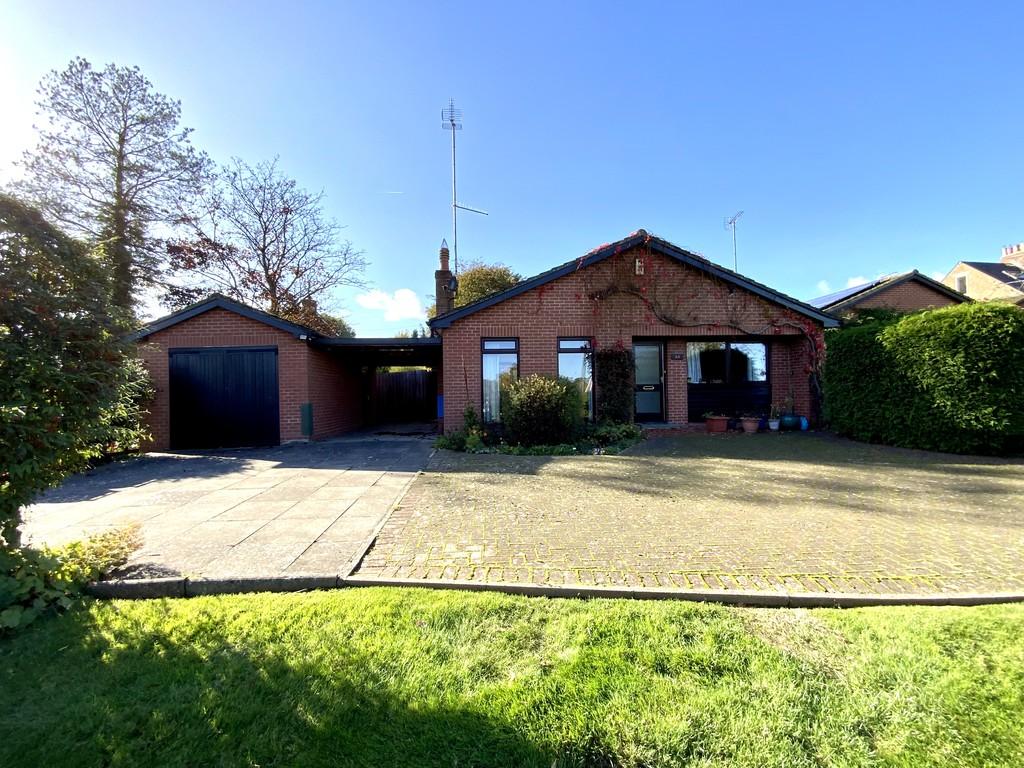 South Street, Woodford Halse, NN11 3RF 3 bed detached bungalow £475,000