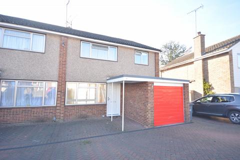 3 bedroom semi-detached house to rent, Chichester Drive, Springfield, CM1