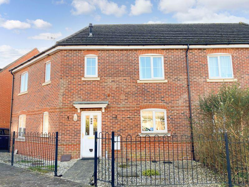 Woodland Walk, Aldershot 3 bed semidetached house £1,400 pcm (£323 pw)