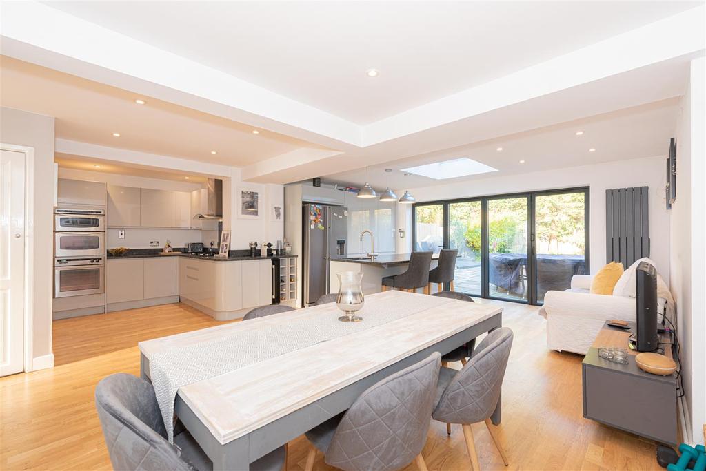 Brooklands Way, Redhill 3 bed semidetached house £625,000