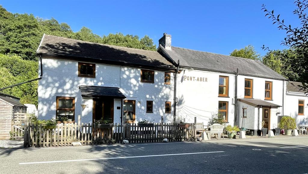 Llanddeusant, Llangadog 7 bed property with land for sale £485,000