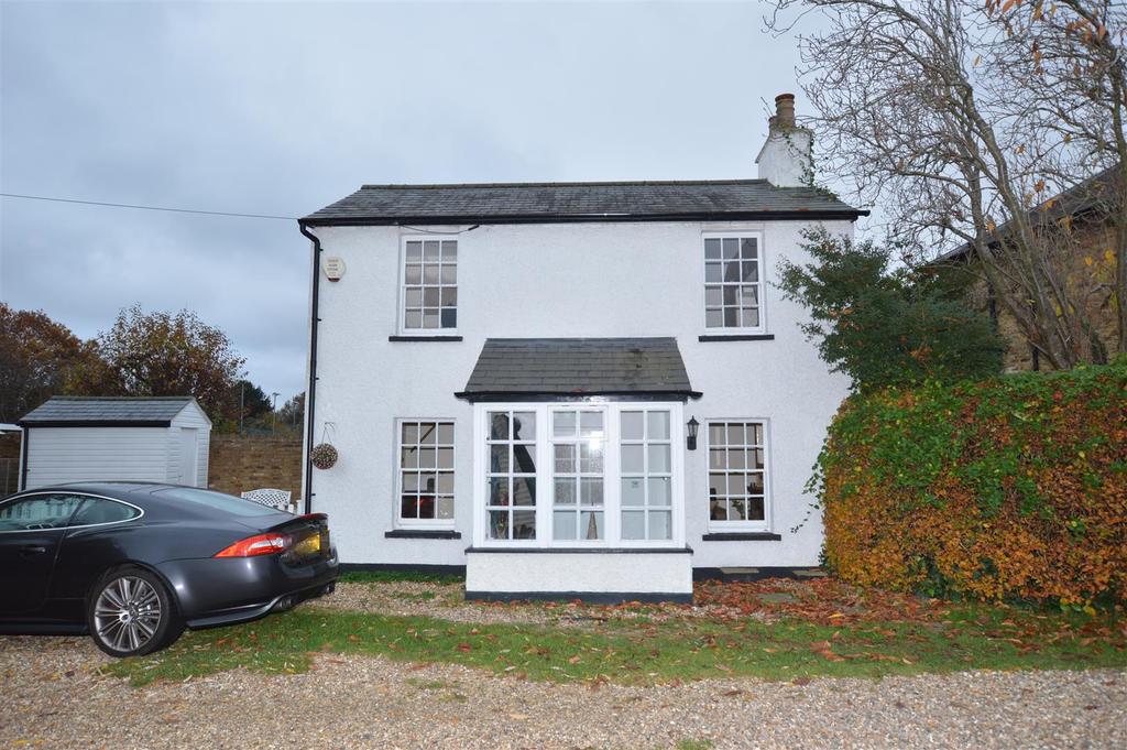 The Green, Croxley Green, Rickmansworth 2 bed detached house £1,850 pcm (£427 pw)