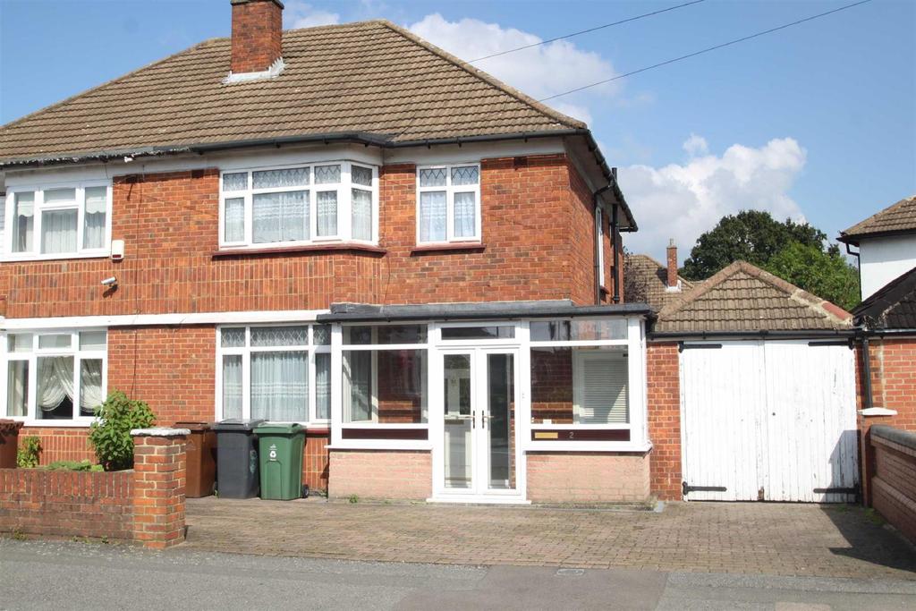 Lambourne Gardens, Chingford 3 bed semidetached house £585,000