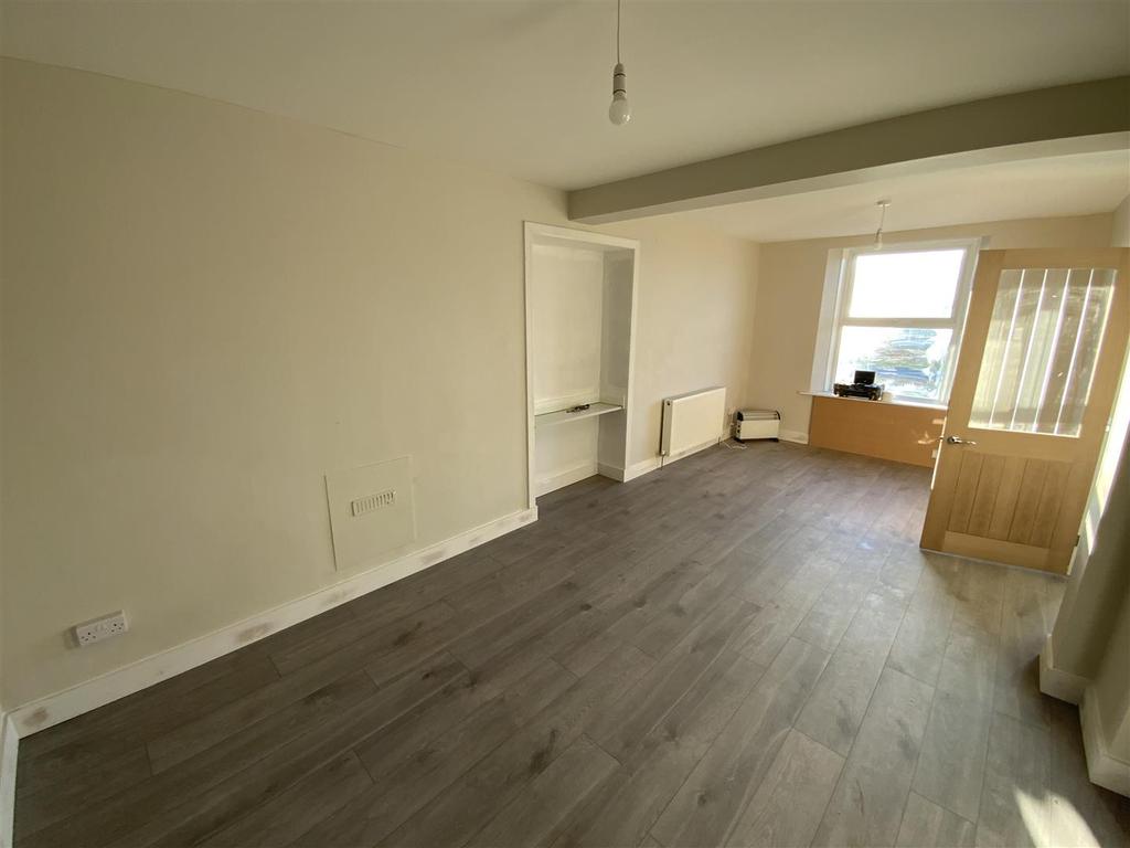 112 Marble Hall Road, Milford Haven, SA73 2PN 3 bed terraced house £
