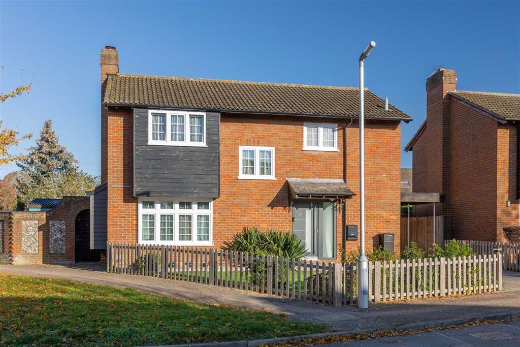 Queen Elizabeth Close, Shefford... 4 bed detached house £500,000