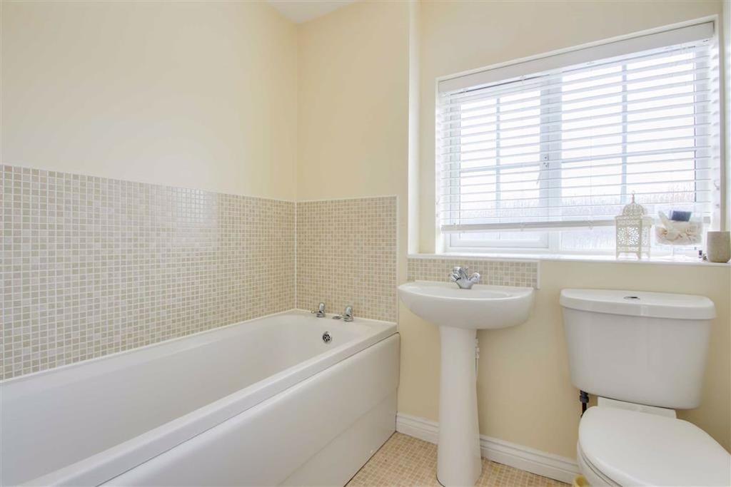 Downing Close, Bletchley, Milton Keynes, Bucks 4 bed townhouse £1,450