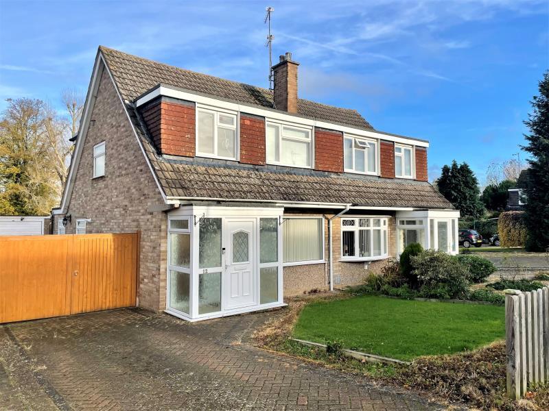 Carlton Close, Newport Pagnell 3 bed semidetached house £1,300 pcm