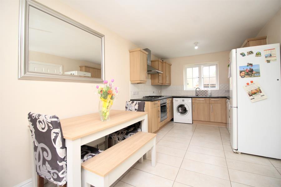 Lockwood Chase, Oxley Park 3 bed detached house to rent £1,650 pcm (£
