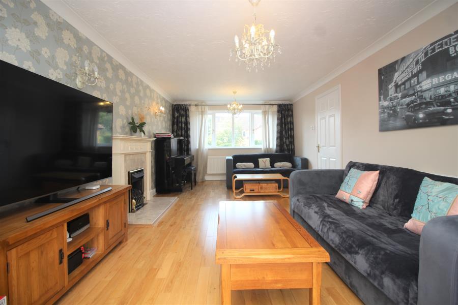 Crowborough Lane, Kents Hill 4 bed detached house £1,900 pcm (£438 pw)