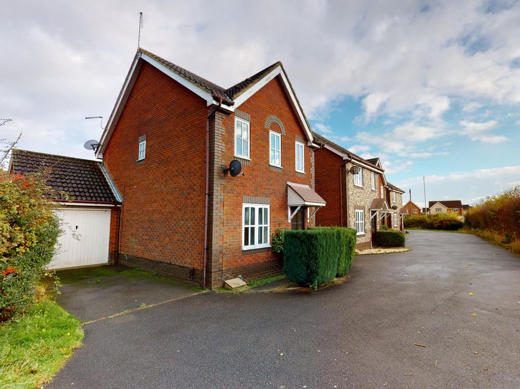 Roman Way, Kingsnorth, Ashford, Kent... 3 bed link detached house £