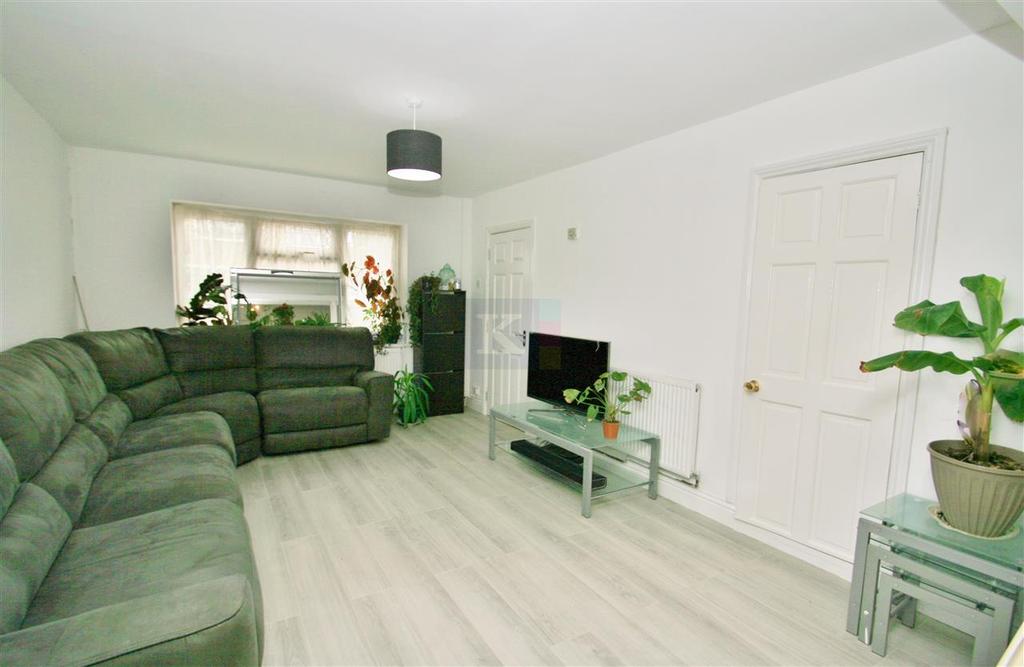 Birchway, Hayes 3 bed semidetached house £1,700 pcm (£392 pw)
