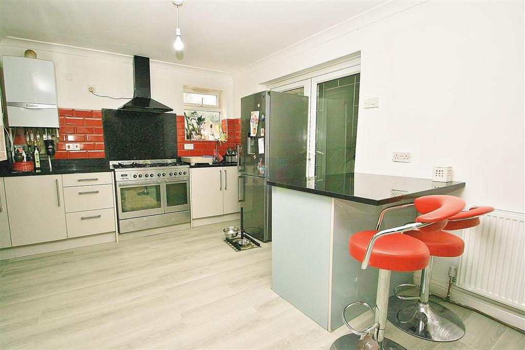 Birchway, Hayes 3 bed semidetached house £1,700 pcm (£392 pw)