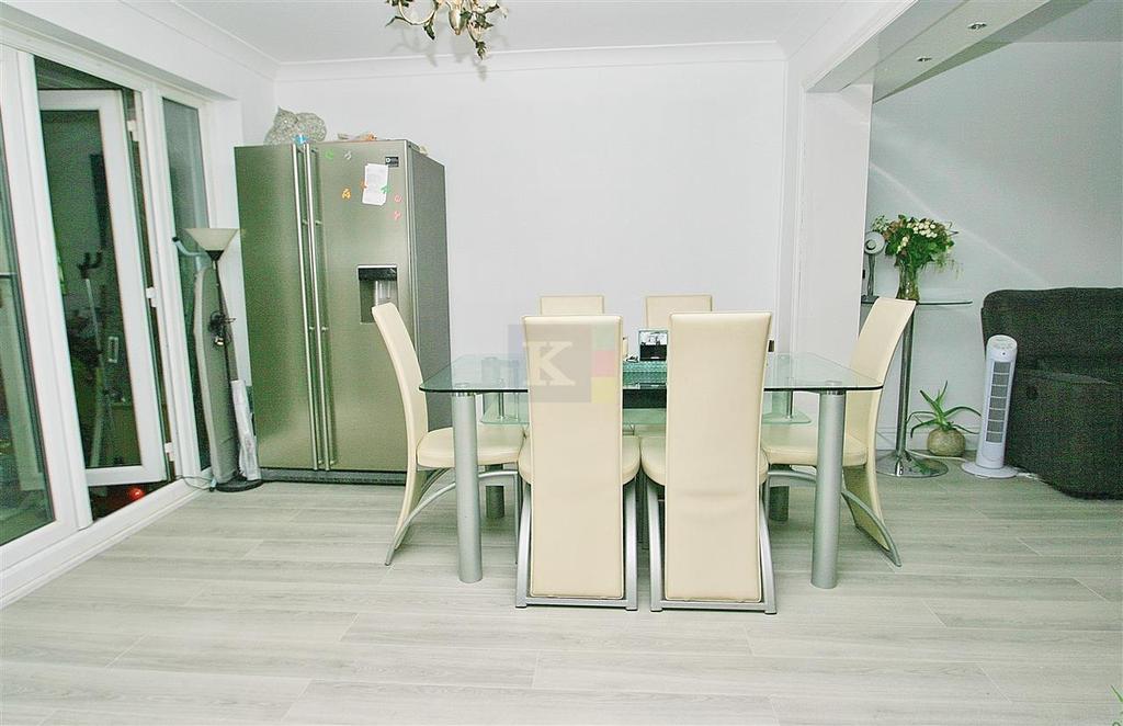 Birchway, Hayes 3 bed semidetached house £1,700 pcm (£392 pw)
