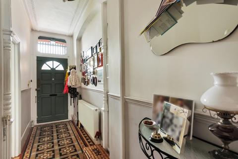 82 Tottenham Lane, London, N8 7EE