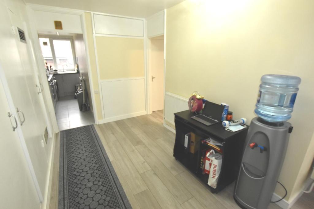 Hackney, E8 1HL 1 bed flat £300,000