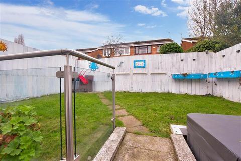 4 bedroom semi-detached house for sale - High Meadows, Chigwell, Essex