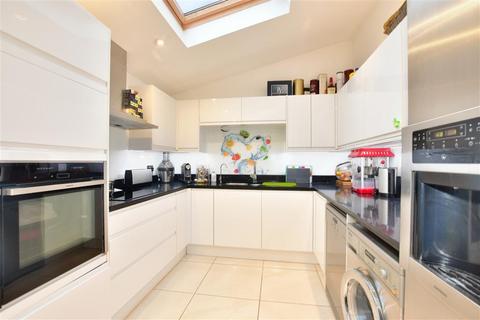 4 bedroom semi-detached house for sale - High Meadows, Chigwell, Essex