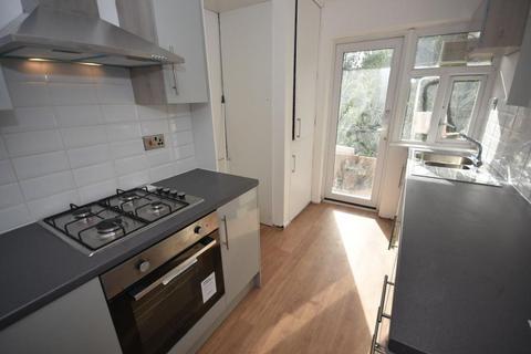 3 bedroom apartment to rent, Rockdove Avenue, Hulme, Manchester. M15 5EH