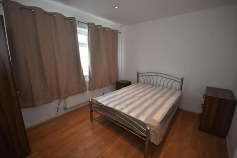 3 bedroom apartment to rent, Rockdove Avenue, Hulme, Manchester. M15 5EH
