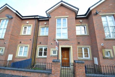 3 bedroom townhouse to rent, Raby Street, Manchester. M16 7DJ