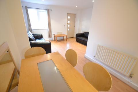 3 bedroom townhouse to rent, Raby Street, Manchester. M16 7DJ