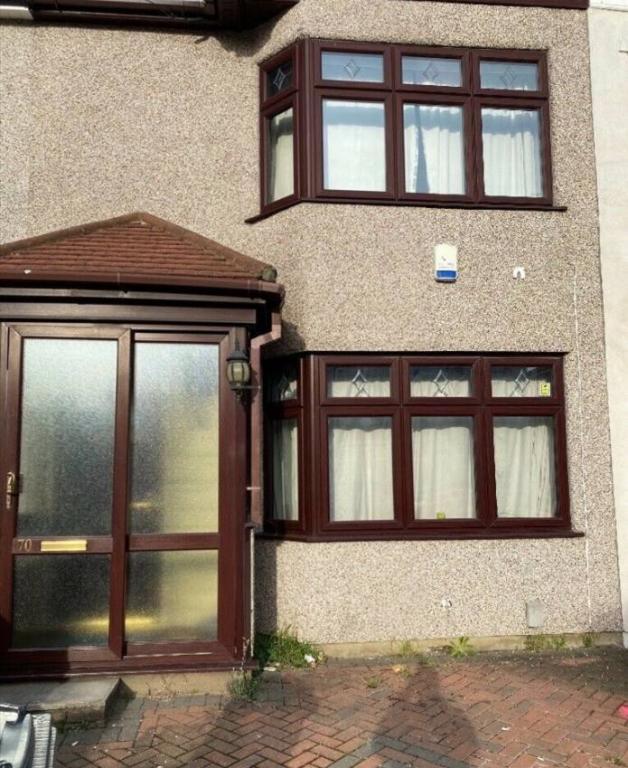 Surrey Road, Dagenham 2 bed detached house £1,400 pcm (£323 pw)