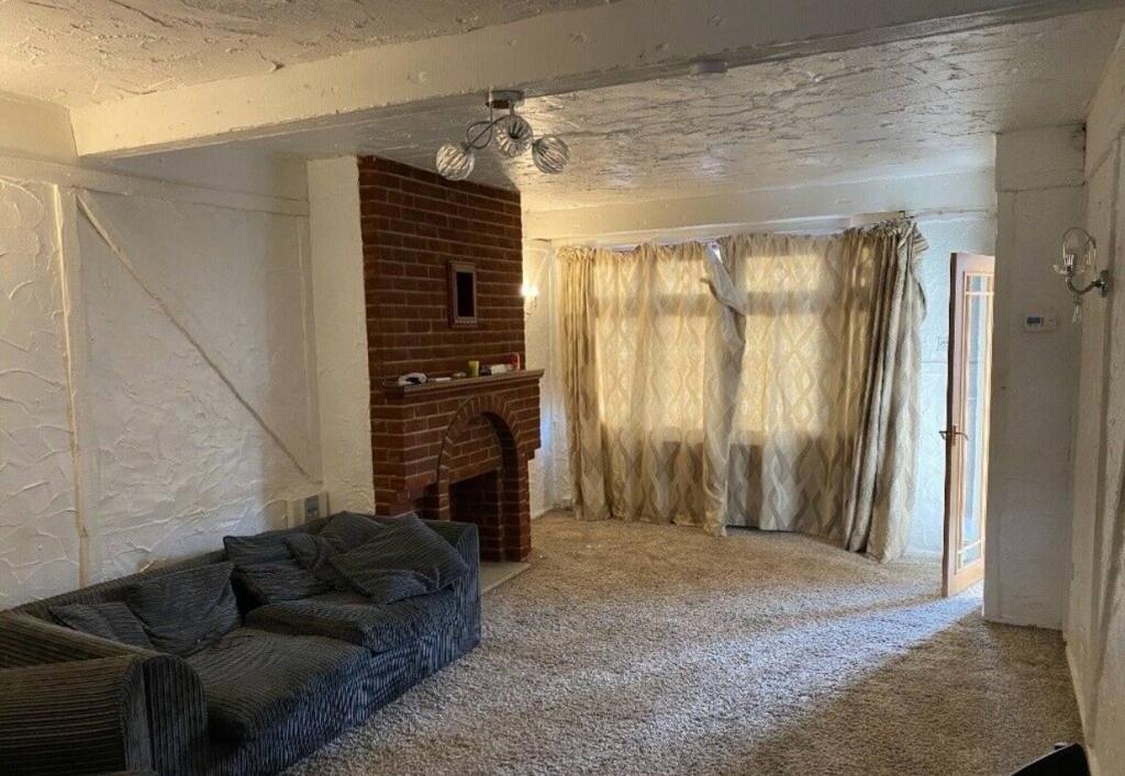 Surrey Road, Dagenham 2 bed detached house £1,400 pcm (£323 pw)
