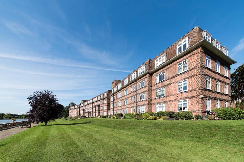 Thames Eyot, Cross Deep, Twickenham... Studio £1,050 pcm (£242 pw)