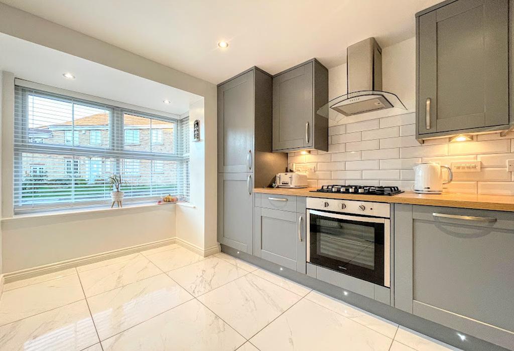 St. Helens Avenue, Barnsley, S71 2AX 4 bed end of terrace house £210,000