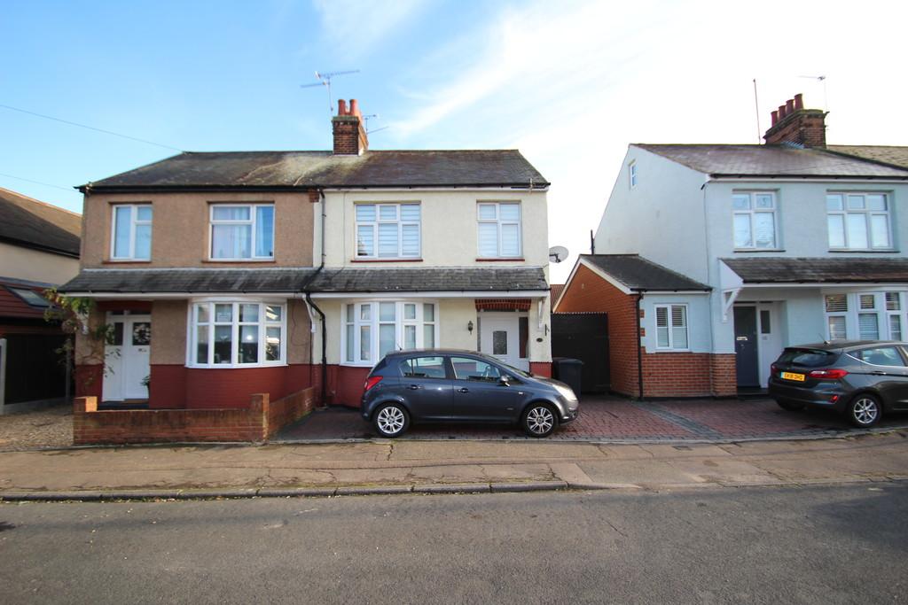 Goldlay Avenue, Chelmsford 3 bed semidetached house £1,400 pcm (£323 pw)