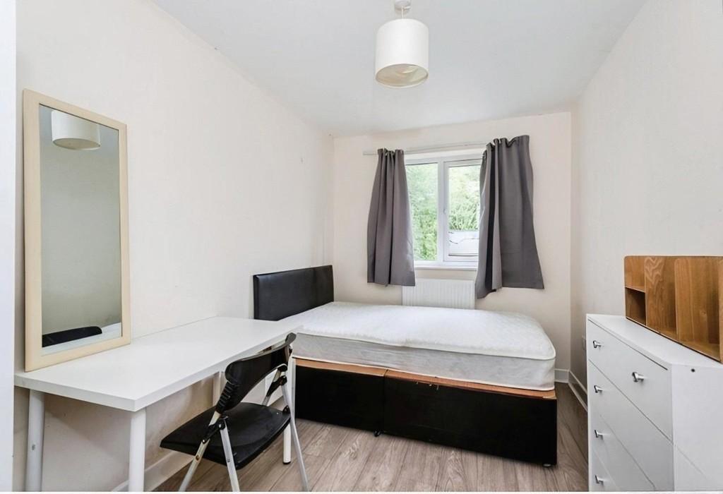 Bedroom 6 - Angle 1