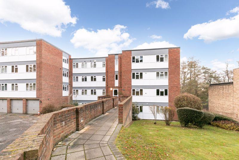 Berkeley Court, Weybridge 2 bed apartment £325,000