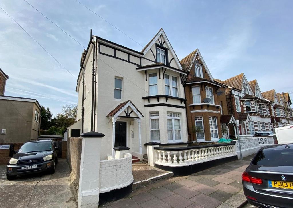 Eversley Road, BexhillOnSea 1 bed flat £650 pcm (£150 pw)