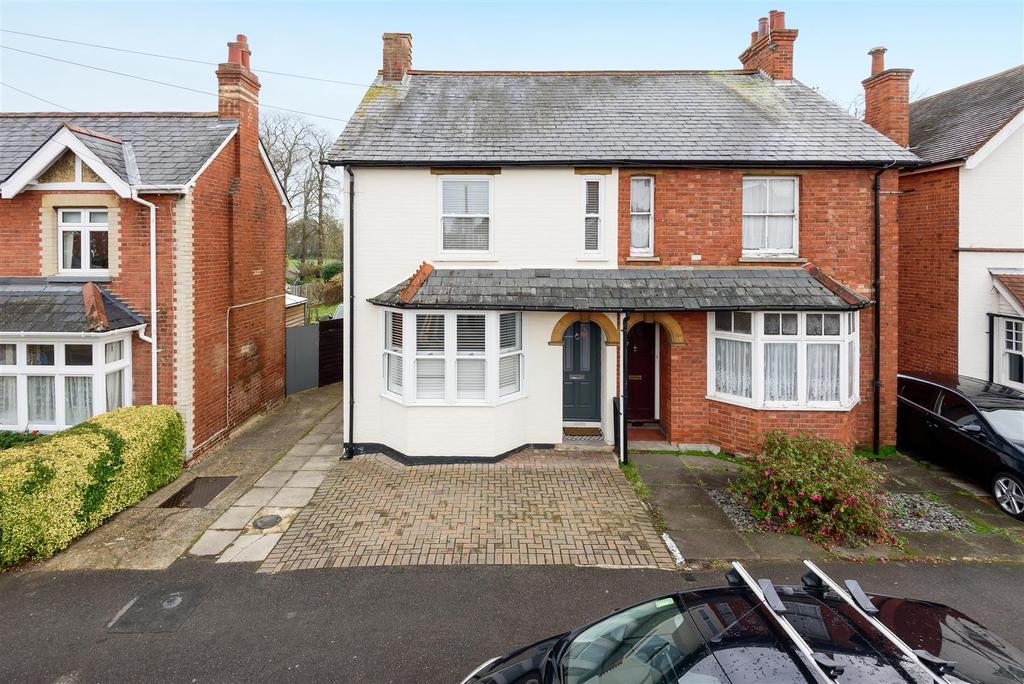 Goodchild Road, Wokingham, Berkshire, RG40 2EN 3 bed semidetached
