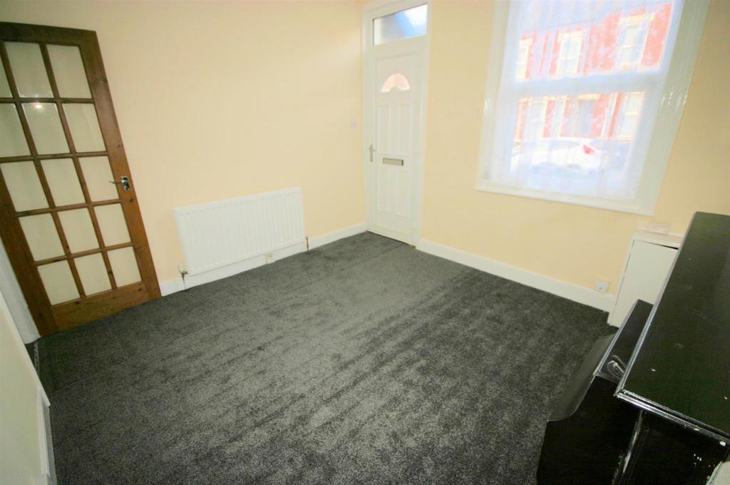 Biscot Area 2 bed terraced house £900 pcm (£208 pw)