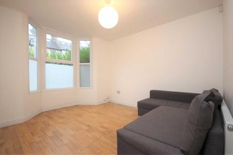 2 bedroom flat to rent, Shernhall Street, Walthamstow, E17