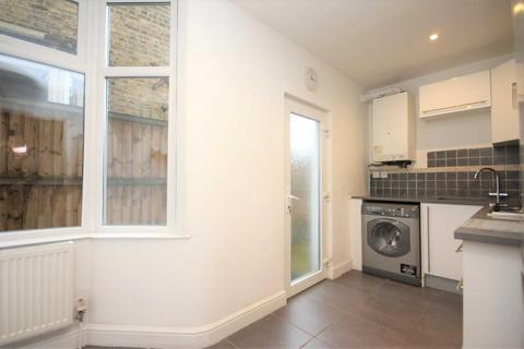 2 bedroom flat to rent, Shernhall Street, Walthamstow, E17