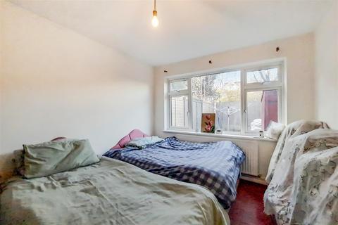 2 bedroom flat for sale - Pendlestone Road, London