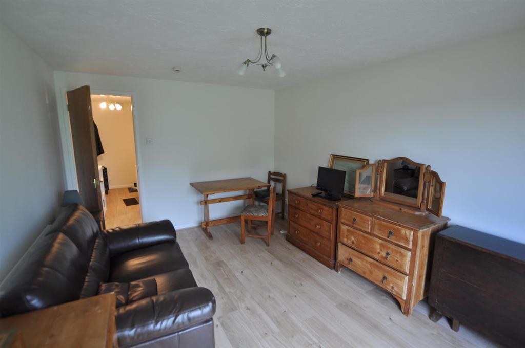 104 Waun Burgess, Carmarthen 2 bed flat £110,500