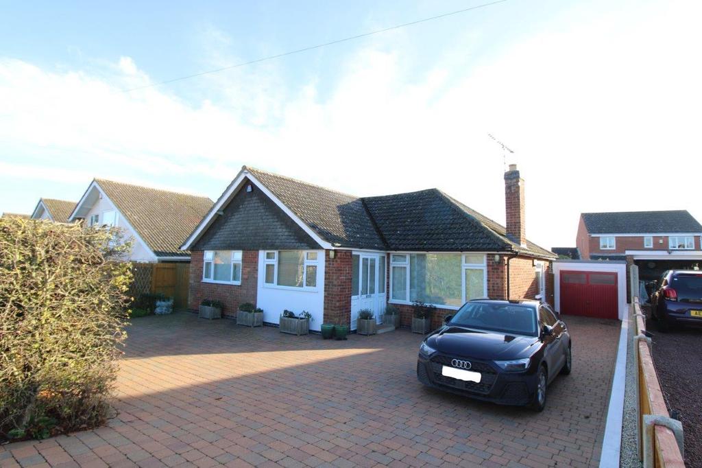 Noel Avenue, Oakham 2 bed detached bungalow £995 pcm (£230 pw)